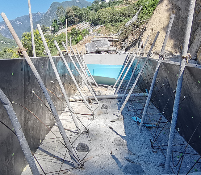 Rubble retaining wall