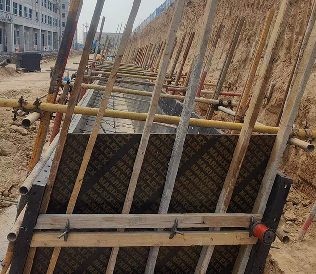 Inclined retaining wall