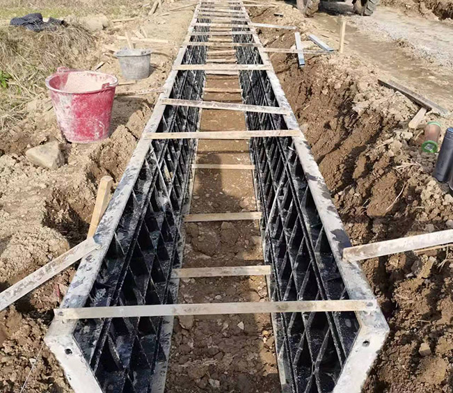 V-shaped ditch single-sided formwork