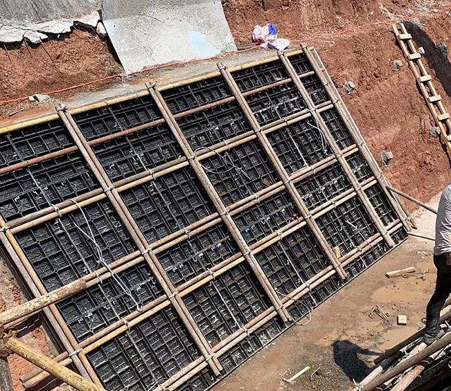 V-shaped ditch single-sided formwork